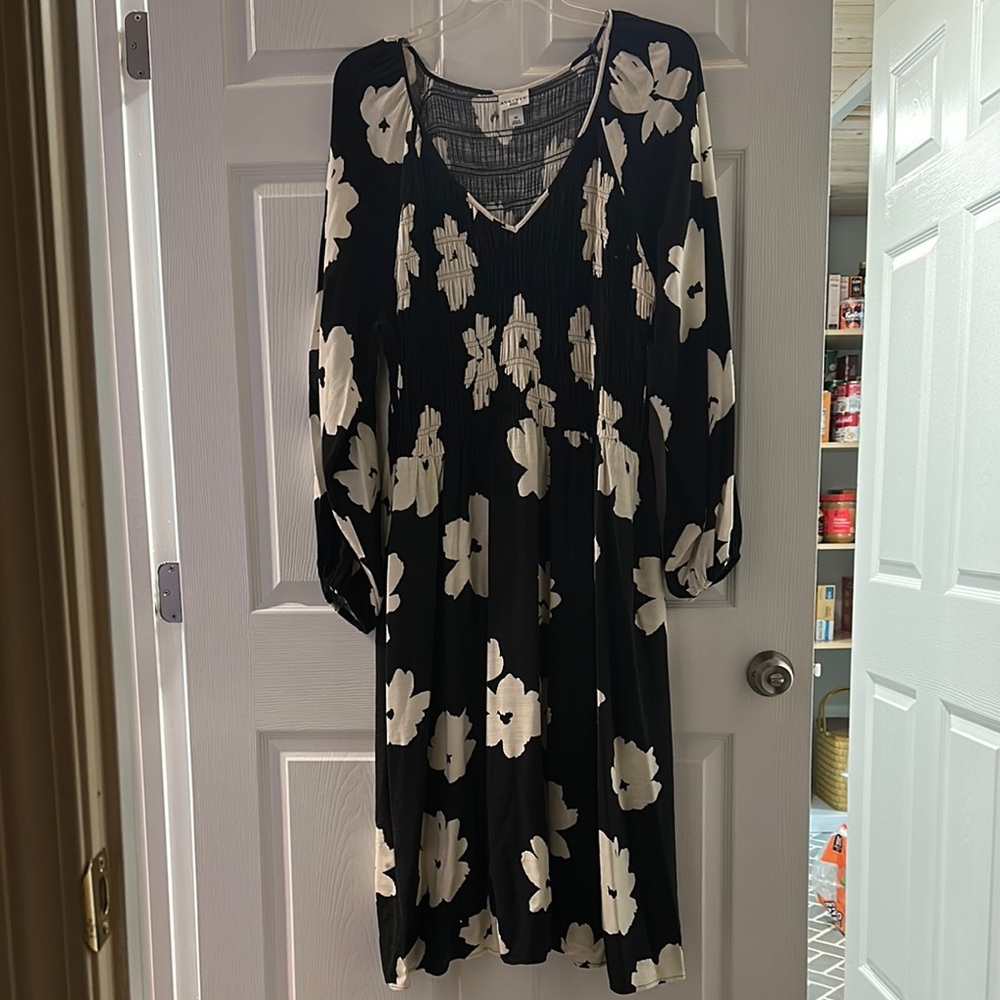 Gently Worn Women’s Plus Ava & Viv Floral Black & White Dress- 3X